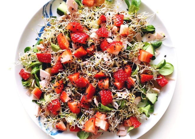 Kolorowa sałatka z sezonowych warzyw