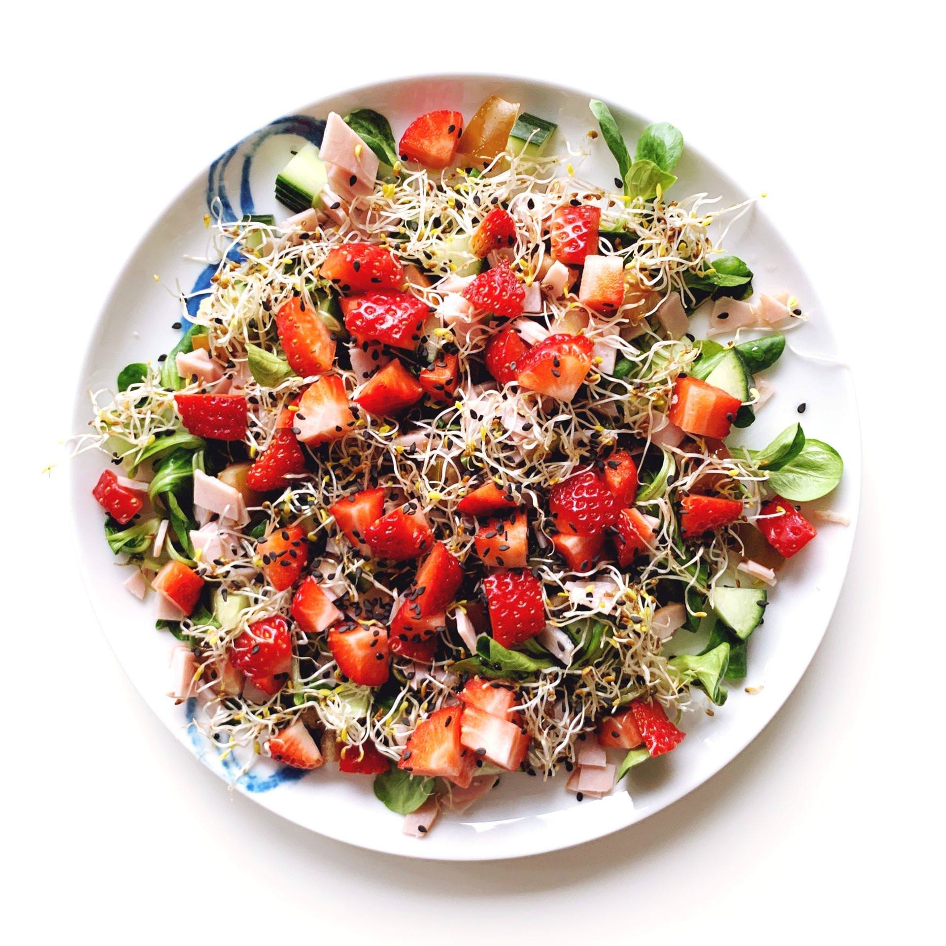 Kolorowa sałatka z sezonowych warzyw